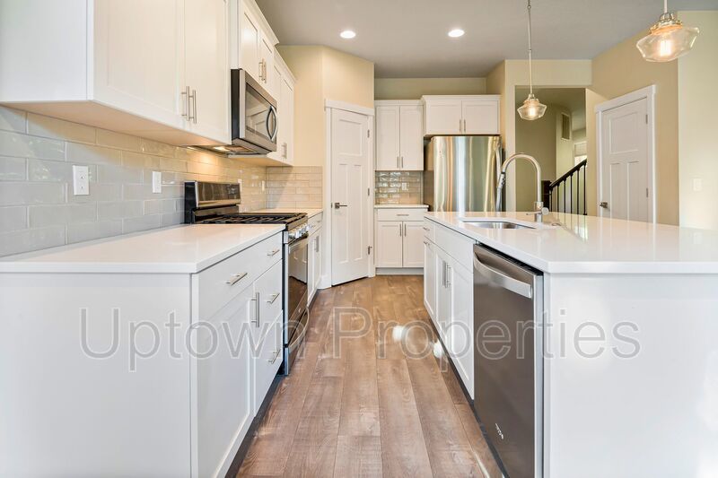 Stunning 3BD/2.5BATH 2 Car Garage Fenced Yard w/Gazebo Home in the Heart of Hillsboro! property image