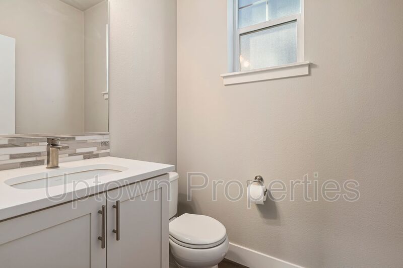 Stunning 3BD/2.5BATH 2 Car Garage Fenced Yard w/Gazebo Home in the Heart of Hillsboro! property image