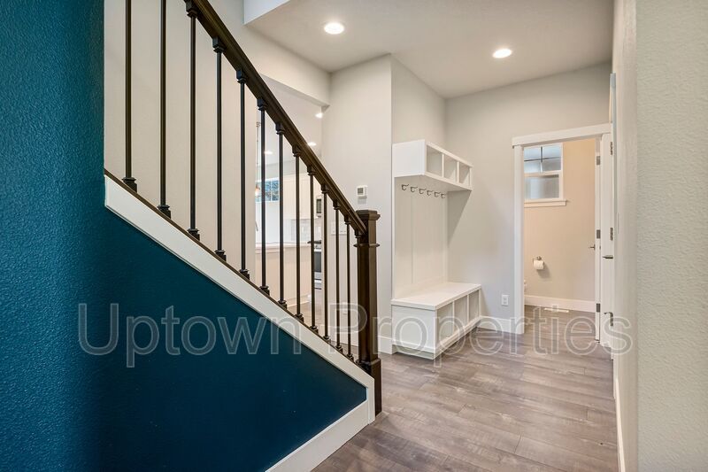 Stunning 3BD/2.5BATH 2 Car Garage Fenced Yard w/Gazebo Home in the Heart of Hillsboro! property image