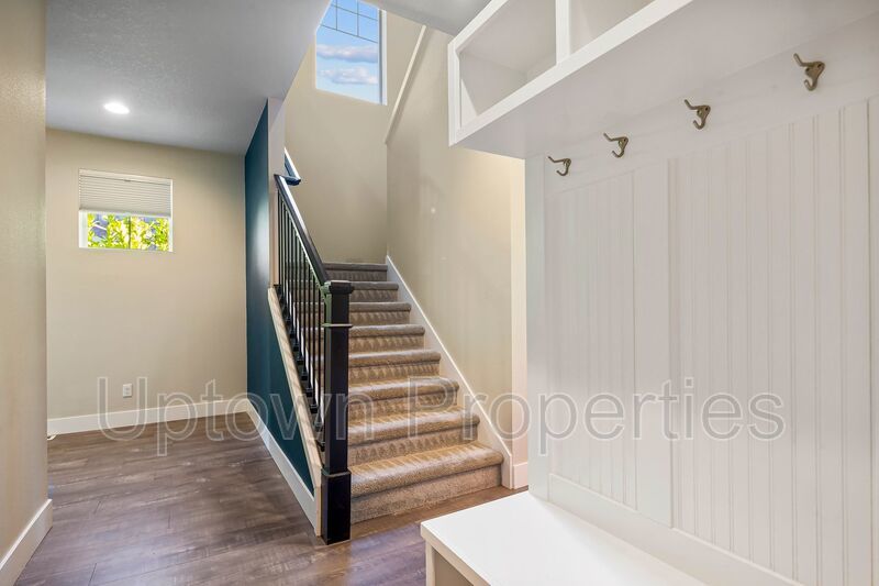 Stunning 3BD/2.5BATH 2 Car Garage Fenced Yard w/Gazebo Home in the Heart of Hillsboro! property image
