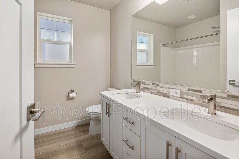 Stunning 3BD/2.5BATH 2 Car Garage Fenced Yard w/Gazebo Home in the Heart of Hillsboro! property image