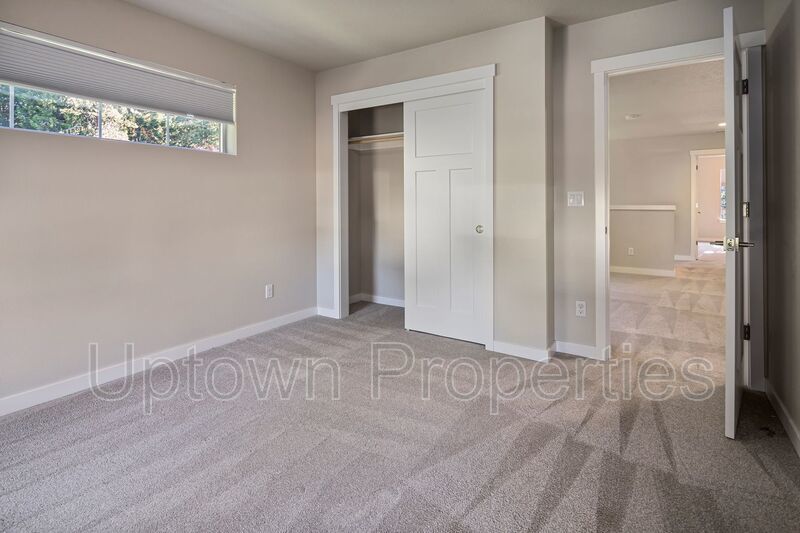 Stunning 3BD/2.5BATH 2 Car Garage Fenced Yard w/Gazebo Home in the Heart of Hillsboro! property image