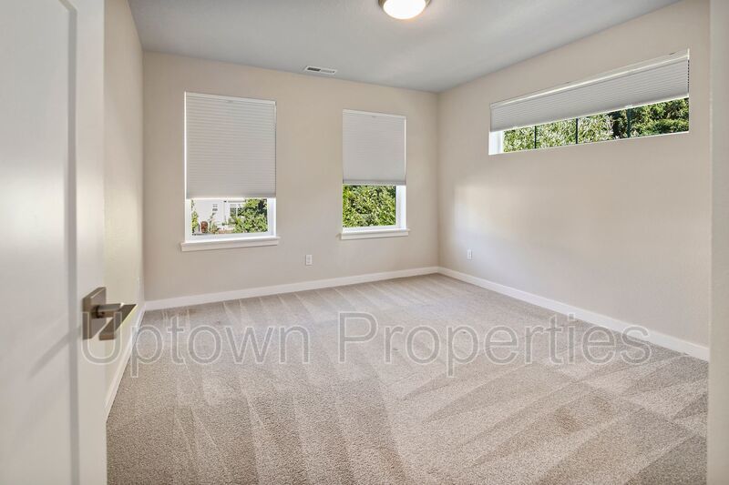 Stunning 3BD/2.5BATH 2 Car Garage Fenced Yard w/Gazebo Home in the Heart of Hillsboro! property image
