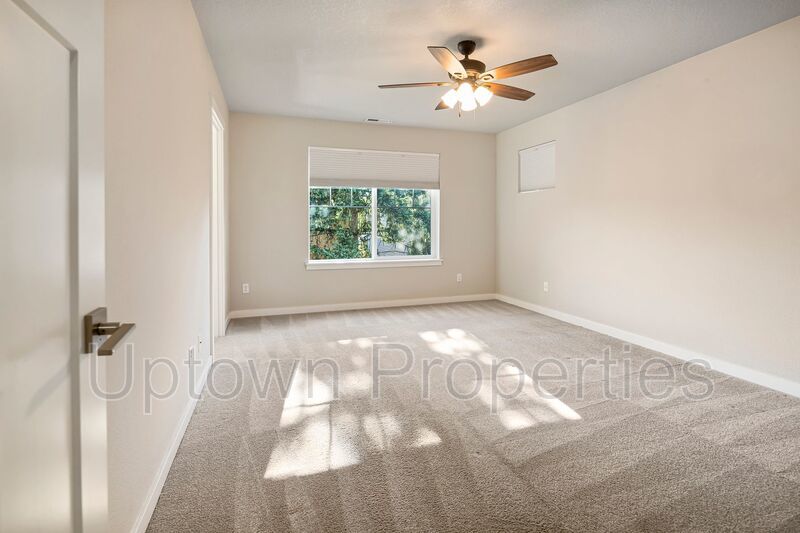Stunning 3BD/2.5BATH 2 Car Garage Fenced Yard w/Gazebo Home in the Heart of Hillsboro! property image