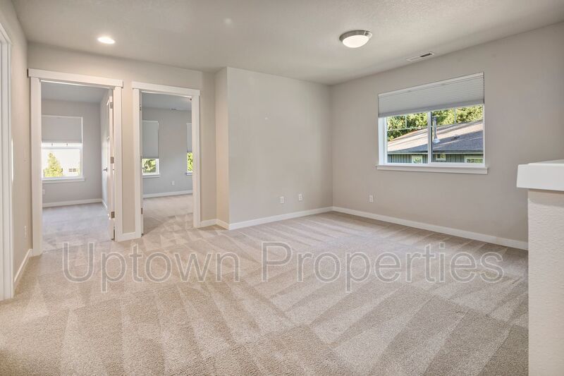 Stunning 3BD/2.5BATH 2 Car Garage Fenced Yard w/Gazebo Home in the Heart of Hillsboro! property image