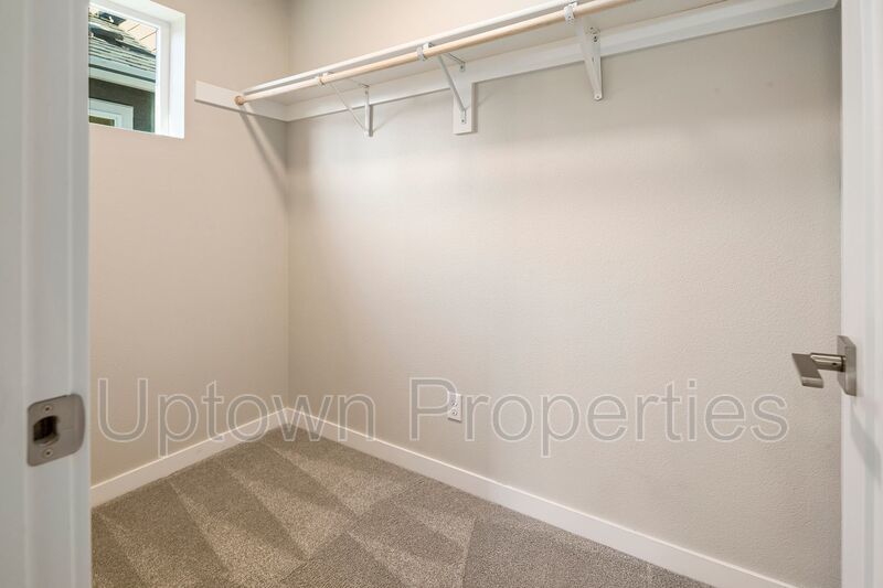 Stunning 3BD/2.5BATH 2 Car Garage Fenced Yard w/Gazebo Home in the Heart of Hillsboro! property image