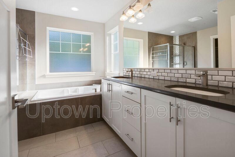 Stunning 3BD/2.5BATH 2 Car Garage Fenced Yard w/Gazebo Home in the Heart of Hillsboro! property image