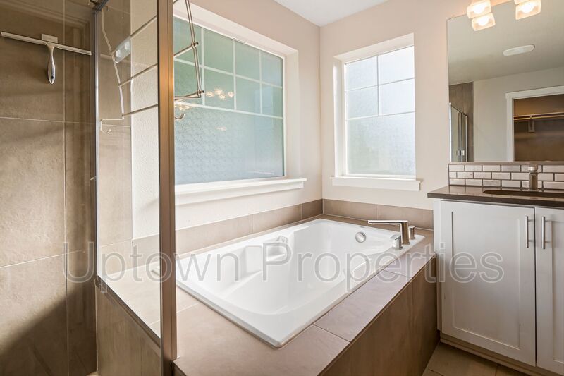 Stunning 3BD/2.5BATH 2 Car Garage Fenced Yard w/Gazebo Home in the Heart of Hillsboro! property image