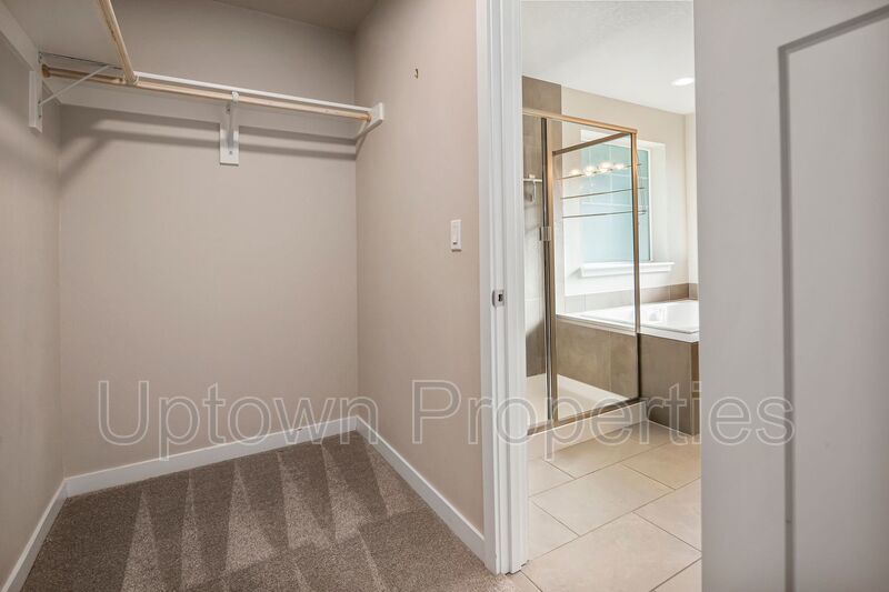 Stunning 3BD/2.5BATH 2 Car Garage Fenced Yard w/Gazebo Home in the Heart of Hillsboro! property image