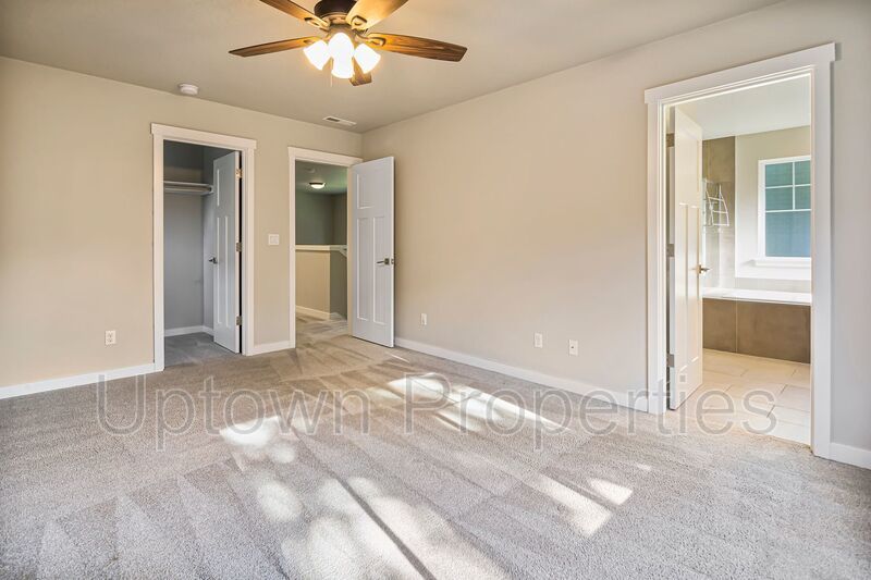 Stunning 3BD/2.5BATH 2 Car Garage Fenced Yard w/Gazebo Home in the Heart of Hillsboro! property image