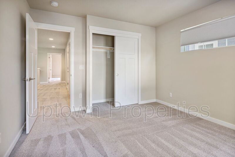 Stunning 3BD/2.5BATH 2 Car Garage Fenced Yard w/Gazebo Home in the Heart of Hillsboro! property image