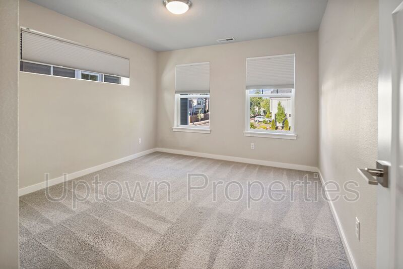 Stunning 3BD/2.5BATH 2 Car Garage Fenced Yard w/Gazebo Home in the Heart of Hillsboro! property image