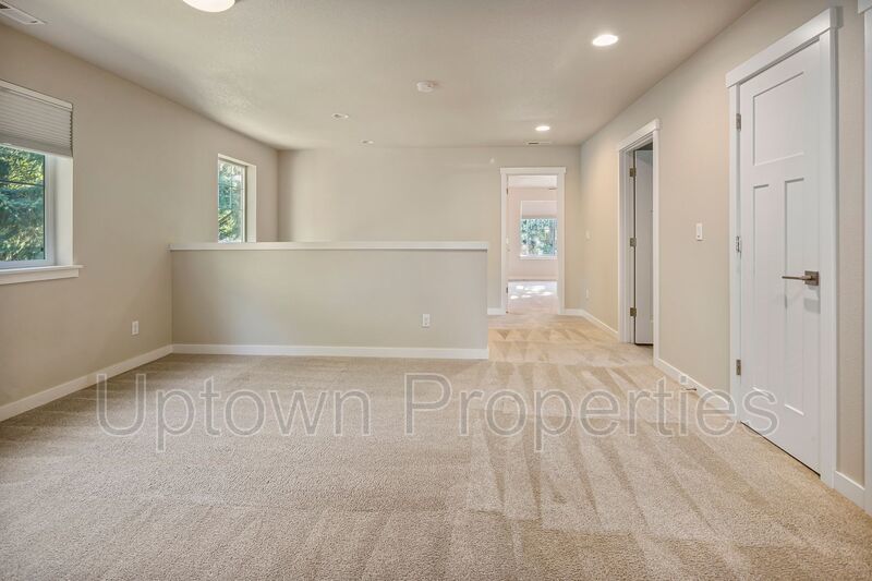 Stunning 3BD/2.5BATH 2 Car Garage Fenced Yard w/Gazebo Home in the Heart of Hillsboro! property image