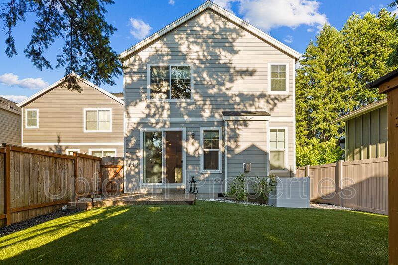 Stunning 3BD/2.5BATH 2 Car Garage Fenced Yard w/Gazebo Home in the Heart of Hillsboro! property image