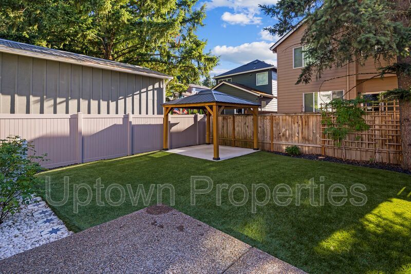 Stunning 3BD/2.5BATH 2 Car Garage Fenced Yard w/Gazebo Home in the Heart of Hillsboro! property image