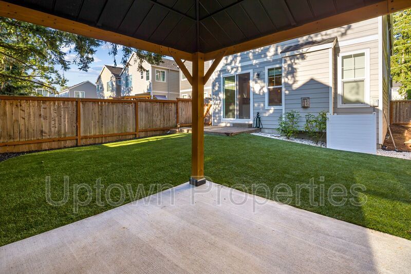 Stunning 3BD/2.5BATH 2 Car Garage Fenced Yard w/Gazebo Home in the Heart of Hillsboro! property image