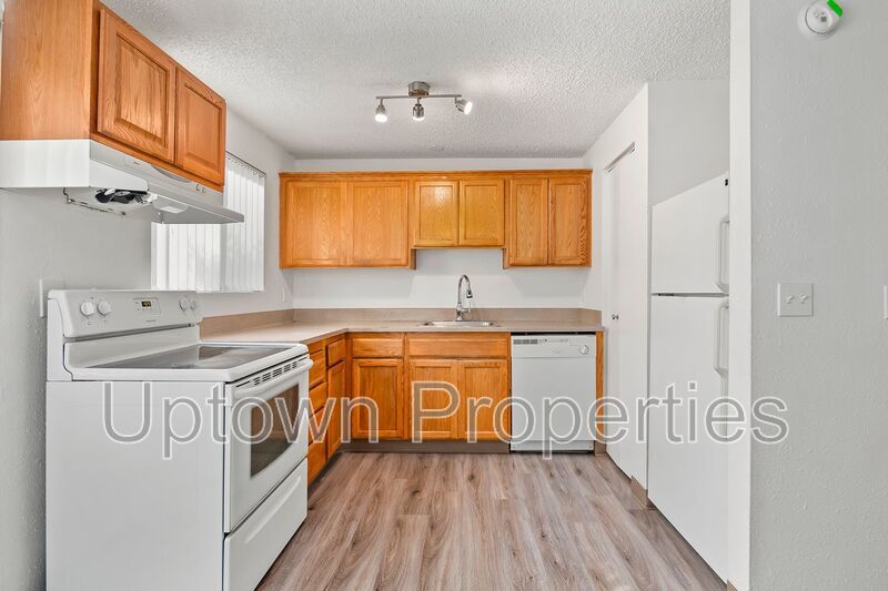 Ground Floor 2 Bed 1 Bath + Wood Floors + Assigned Parking + Large Patio property image