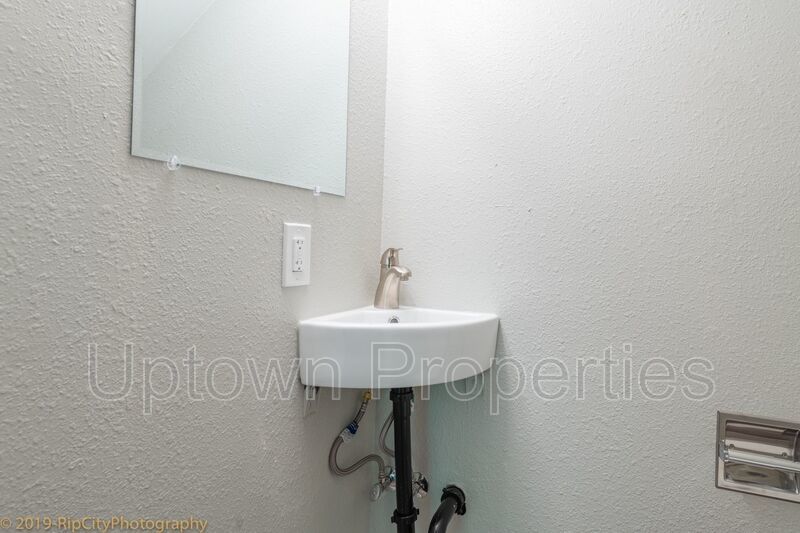 Available 2BR/1.5BATH in Creekside! **50% OFF November's rent! property image