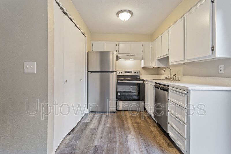 Charming 2BD/1BTH Townhouse with In-Unit Laundry in SE Portland property image
