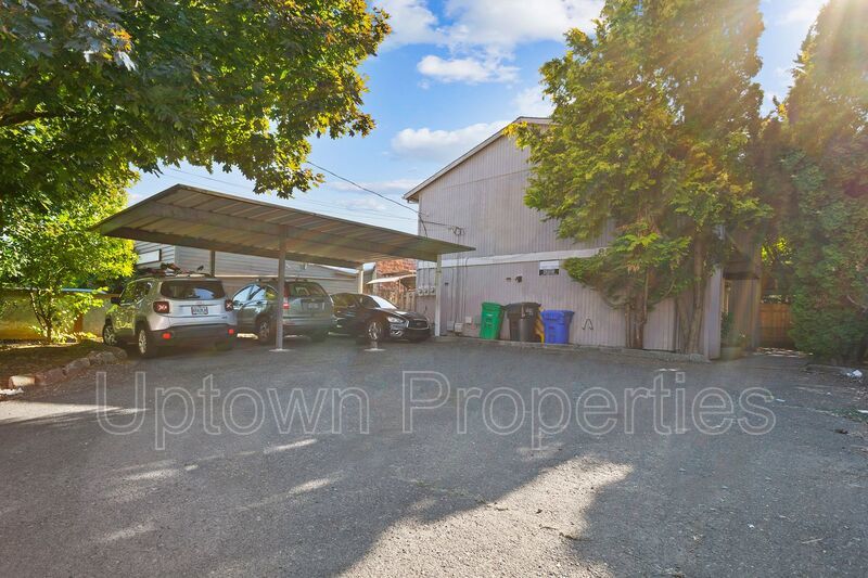 Charming 2BD/1BTH Townhouse with In-Unit Laundry in SE Portland property image