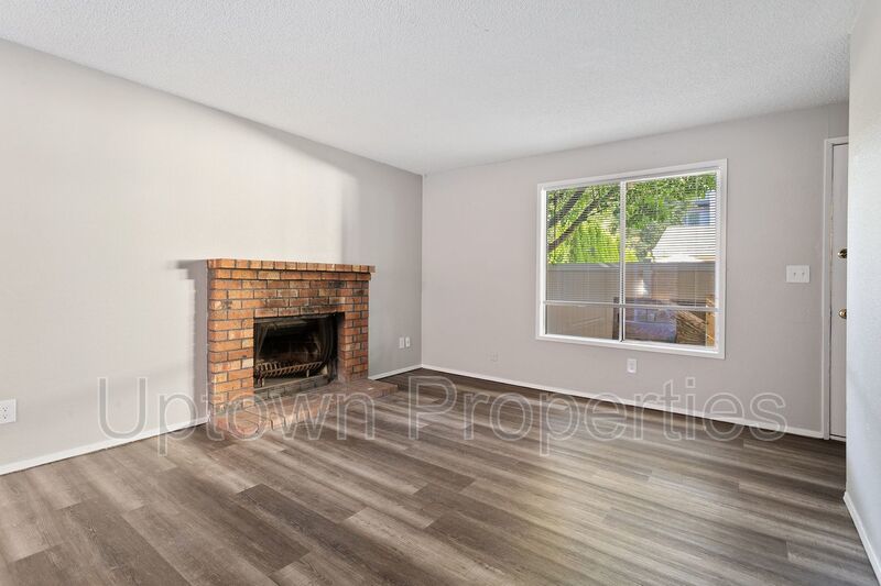 Charming 2BD/1BTH Townhouse with In-Unit Laundry in SE Portland property image