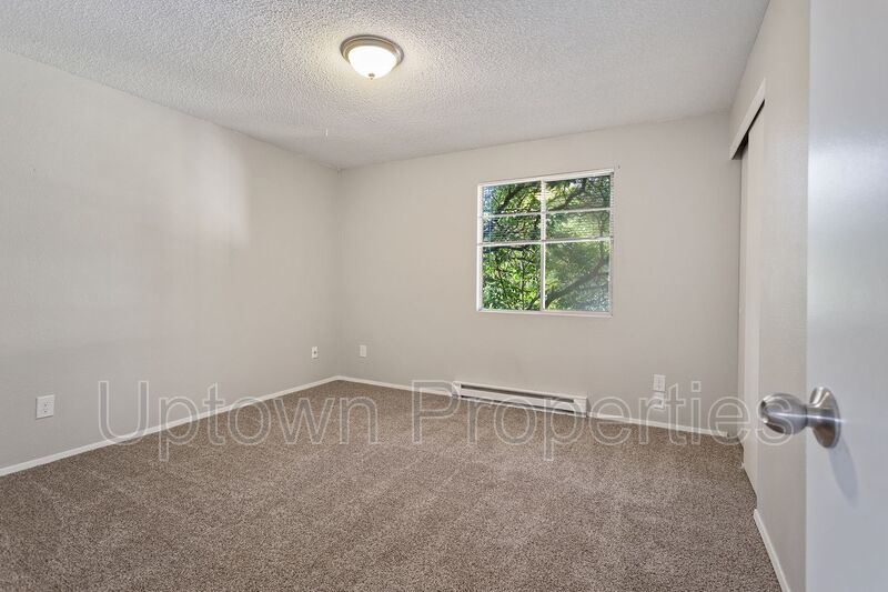 Charming 2BD/1BTH Townhouse with In-Unit Laundry in SE Portland property image