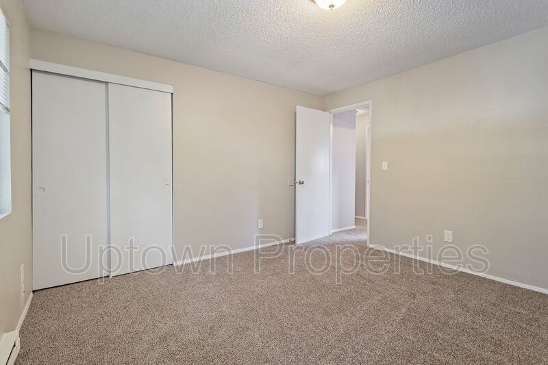 Charming 2BD/1BTH Townhouse with In-Unit Laundry in SE Portland property image