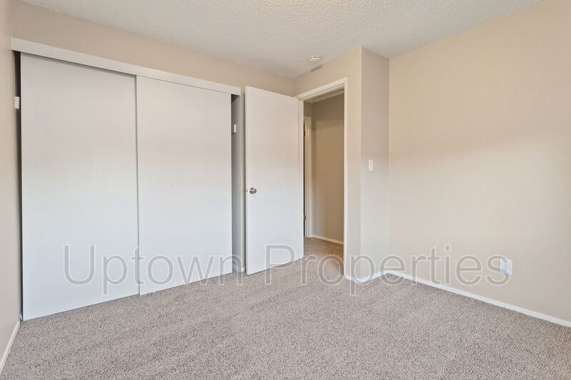 Charming 2BD/1BTH Townhouse with In-Unit Laundry in SE Portland property image
