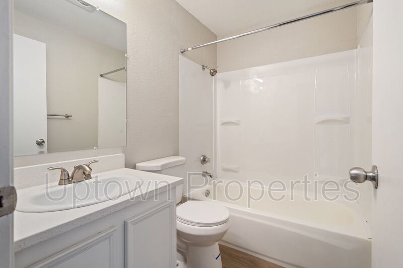 Charming 2BD/1BTH Townhouse with In-Unit Laundry in SE Portland property image