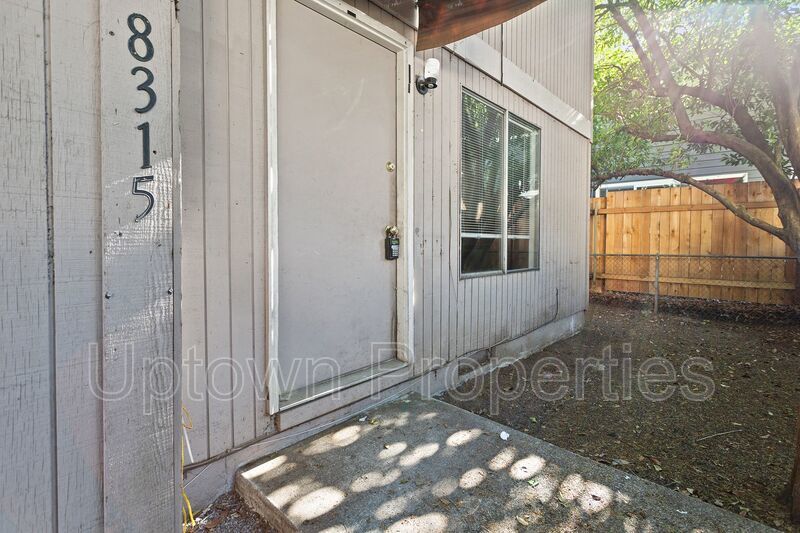 Charming 2BD/1BTH Townhouse with In-Unit Laundry in SE Portland property image