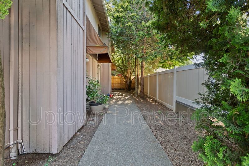 Charming 2BD/1BTH Townhouse with In-Unit Laundry in SE Portland property image