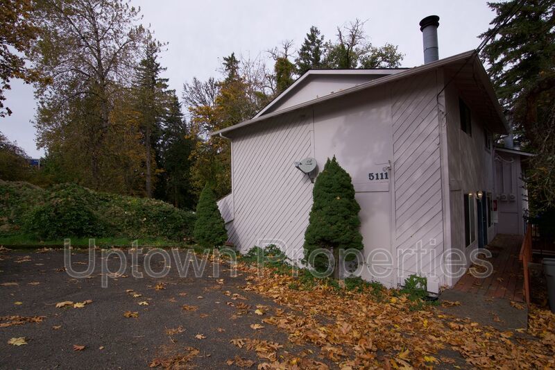 Available 2BD/1BA Apartment near Multnomah Village! **50% OFF first month's rent! property image