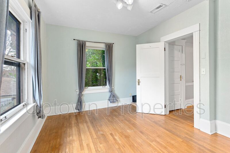 Charming 2-Bedroom Home in the Heart of SE Portland! property image