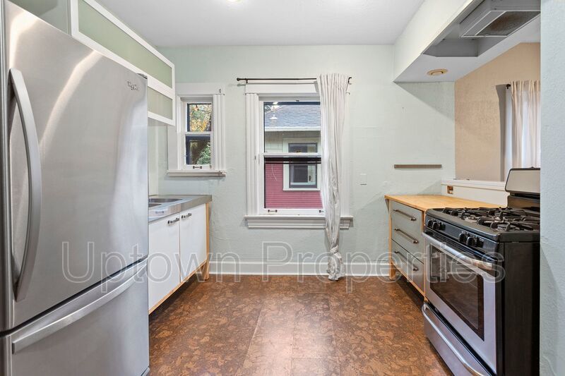 Charming 2-Bedroom Home in the Heart of SE Portland! property image