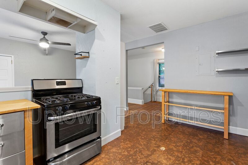 Charming 2-Bedroom Home in the Heart of SE Portland! property image