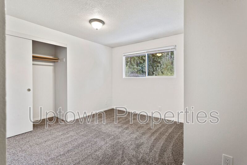 3BR/2BATH Two-Story Apartment Available in Hillsboro! **HOLIDAY SPECIAL** property image