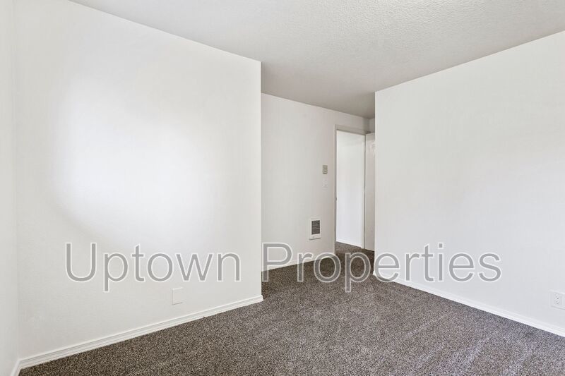 3BR/2BATH Two-Story Apartment Available in Hillsboro! **HOLIDAY SPECIAL** property image