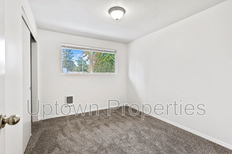 3BR/2BATH Two-Story Apartment Available in Hillsboro! **HOLIDAY SPECIAL** property image