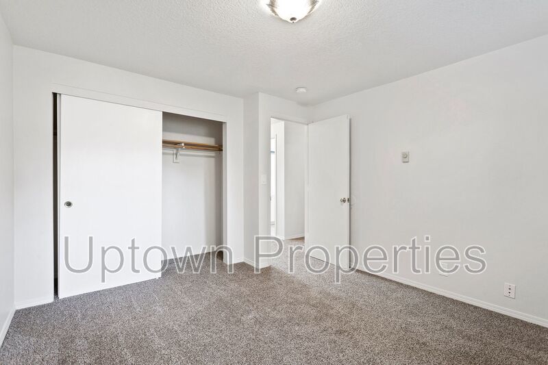3BR/2BATH Two-Story Apartment Available in Hillsboro! **HOLIDAY SPECIAL** property image