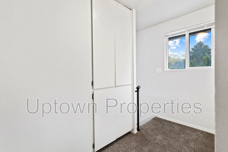 3BR/2BATH Two-Story Apartment Available in Hillsboro! **HOLIDAY SPECIAL** property image
