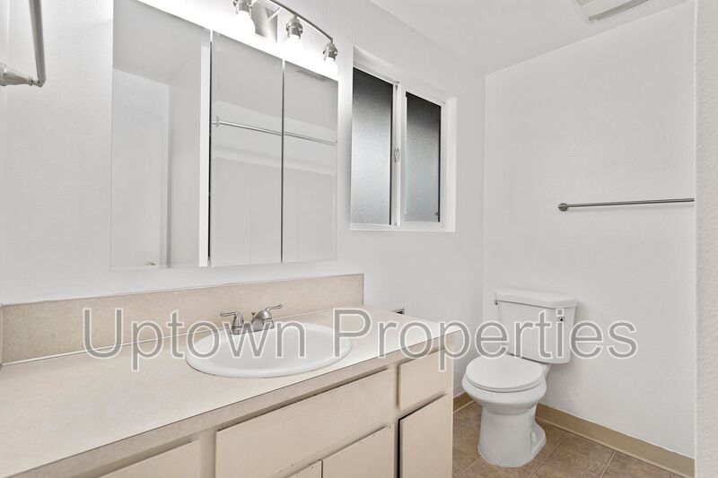 3BR/2BATH Two-Story Apartment Available in Hillsboro! **HOLIDAY SPECIAL** property image