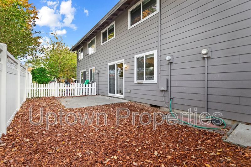3BR/2BATH Two-Story Apartment Available in Hillsboro! **HOLIDAY SPECIAL** property image