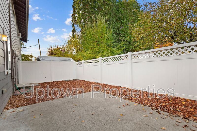 3BR/2BATH Two-Story Apartment Available in Hillsboro! **HOLIDAY SPECIAL** property image