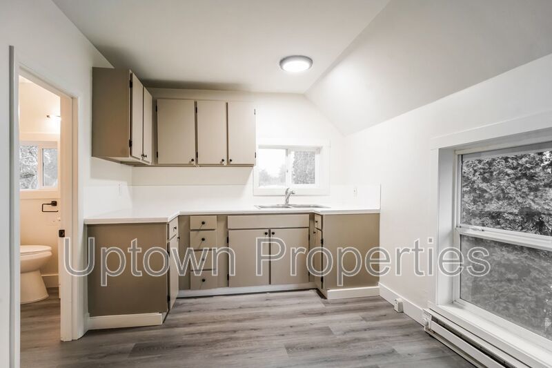 Renovated 2BD 1BTH! **HOLIDAY SPECIAL** property image