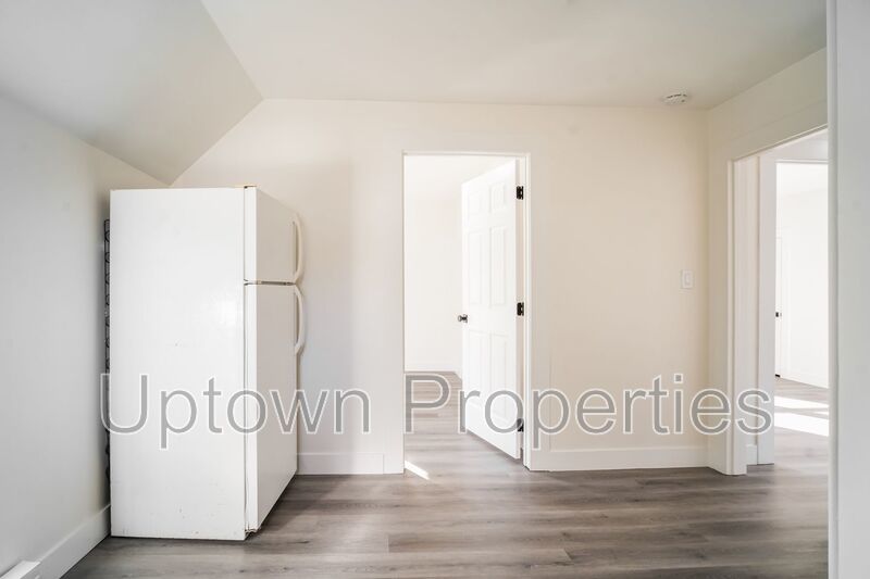 Top Floor 2BD/1BTH Wood Floors + Free Laundry On Site & Parking property image