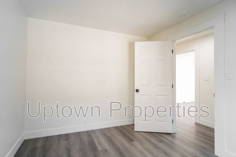 Top Floor 2BD/1BTH Wood Floors + Free Laundry On Site & Parking property image